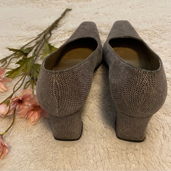 Beautiful Stuart Weitzman New Noir/Pyrite color (brown/tan) Leather heel shoes - Picture 3 of 5